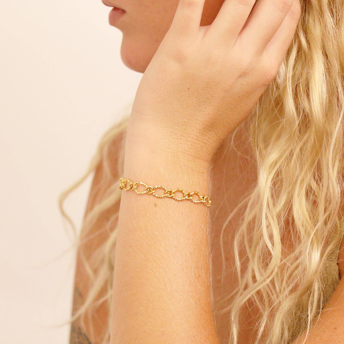 18K Gold PVD Stainless Steel Hammered Oval Chain Bracelet - Ember Boutique