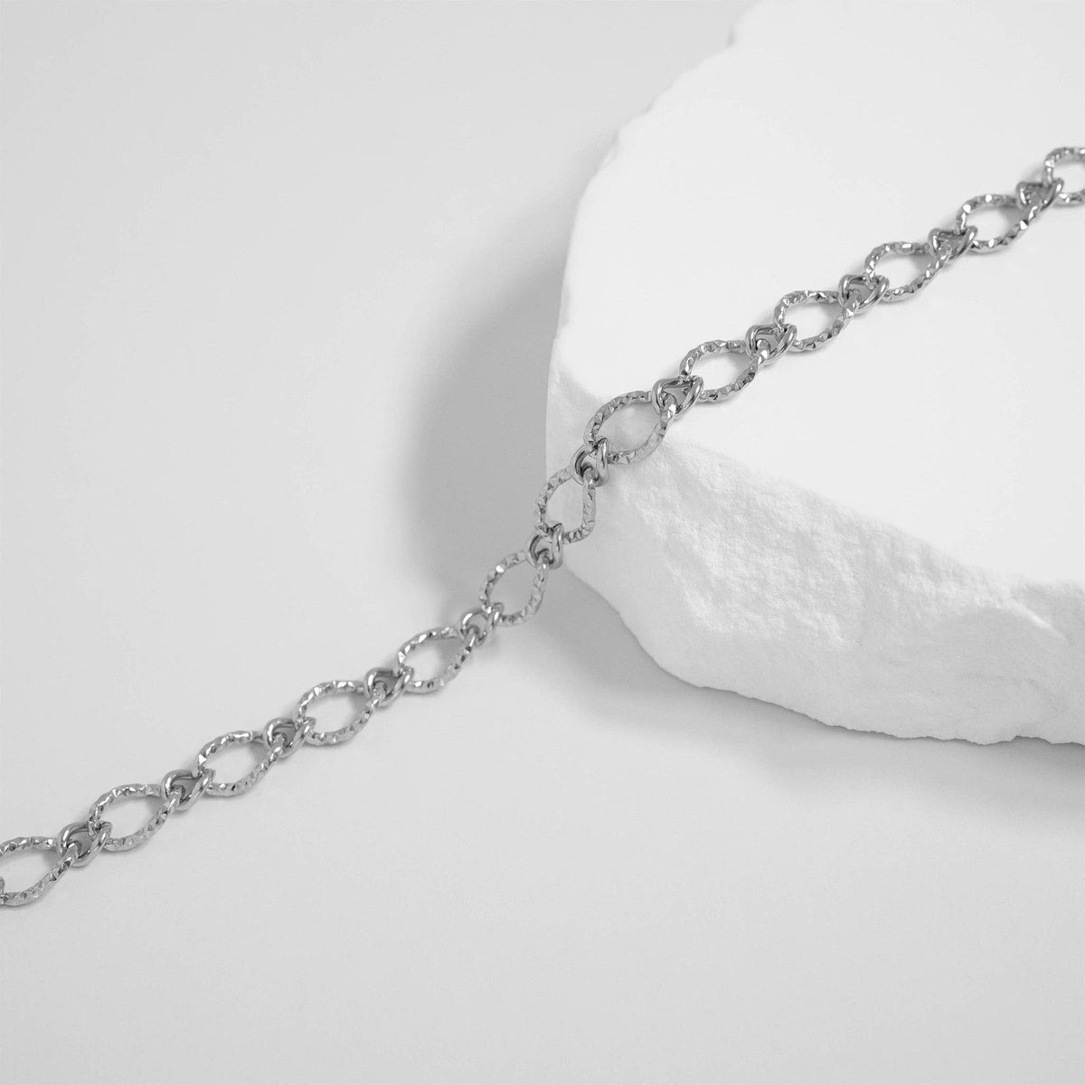 18K Gold PVD Stainless Steel Hammered Oval Chain Bracelet - Ember Boutique